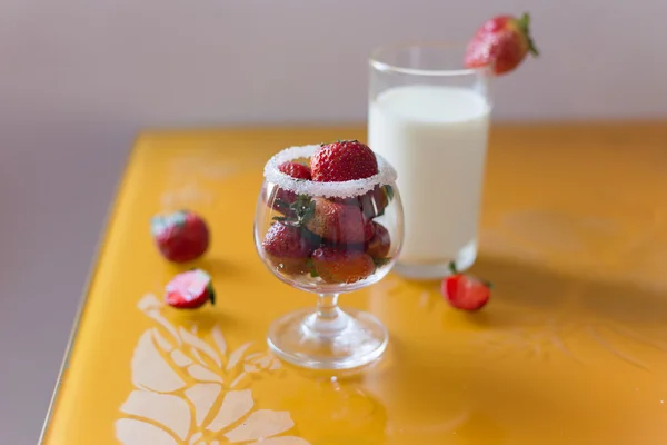 Jordgubbar i ett glas mjölk frukost frukt — Stockfoto